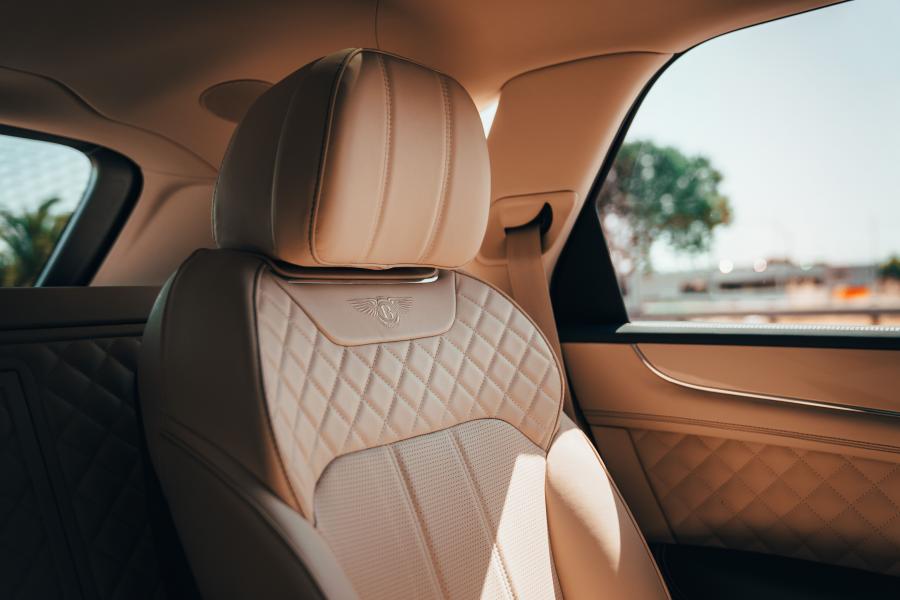 Детали интерьера Bentley Bentayga Hybrid 2019 года  (NA) (фото 15 из 18)